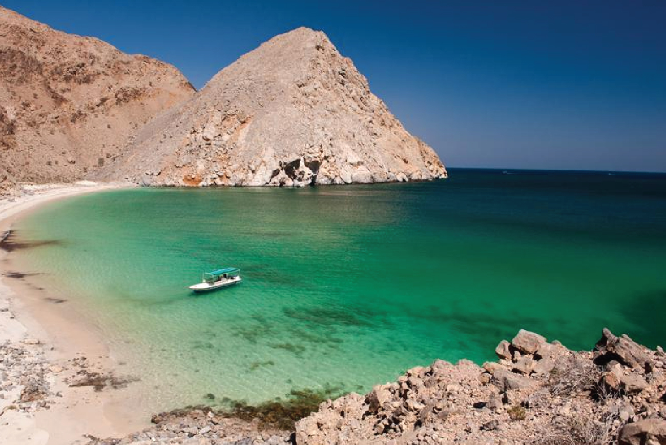 Musandam Dibba Tour - stunning turquoise cove