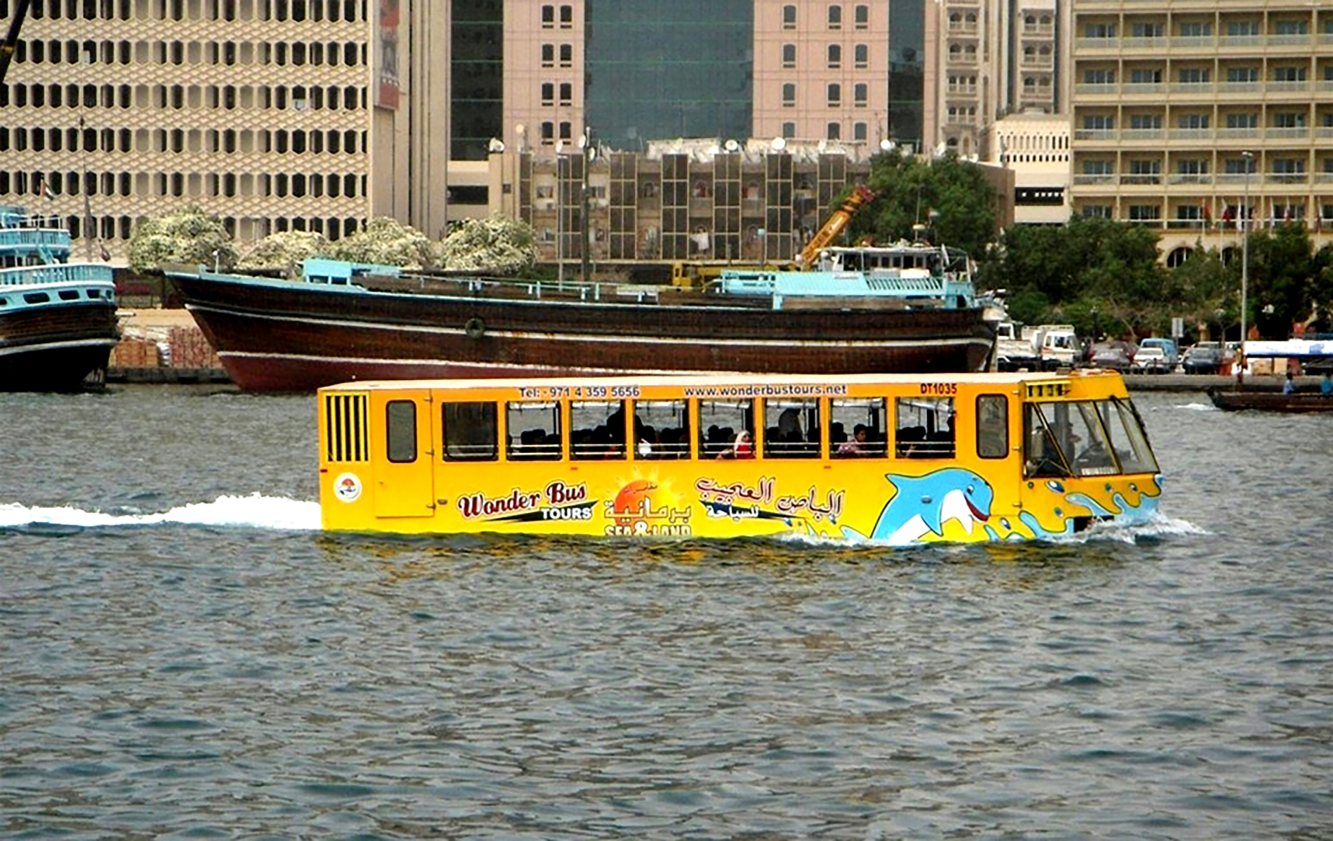 Wonder Bus Sea & Land - live action moment